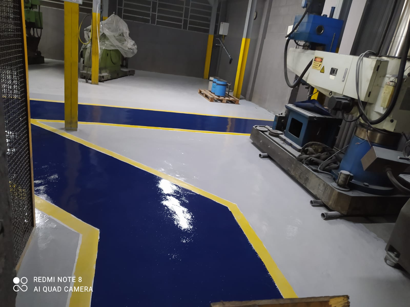 Piso industrial com demarcações azuis e amarelas